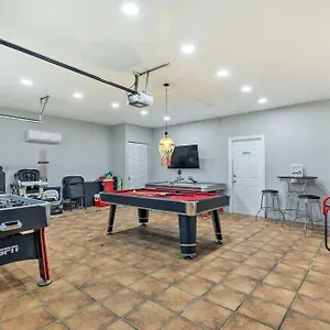 Luxurious With Heated Pool, Theatre, Gym ! Tampa